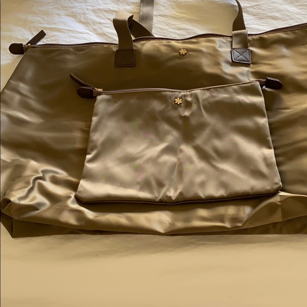 Traveling bag with zipper